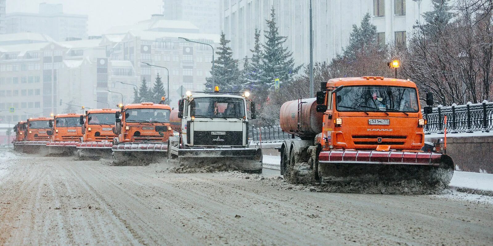 Москва чистят снег. Уборка снега. Уборка дорог зимой. Уборка улиц от снега. Очистка дорог от снега.