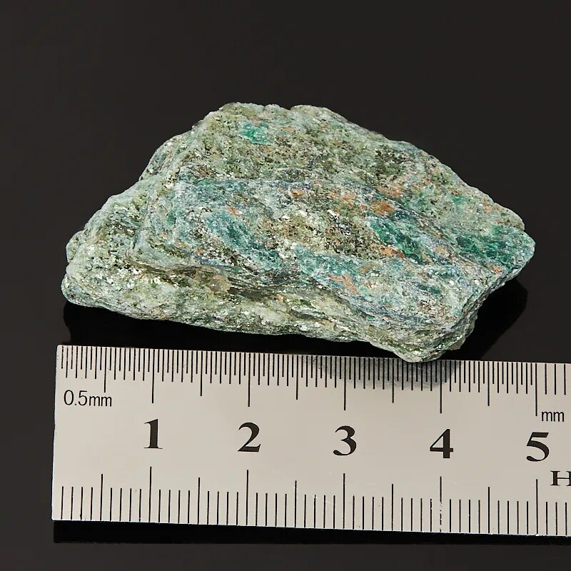Какой минерал является слюдой. Слюда минерал. Минералы кварц, мусковит. Слюда-мусковит минерал. Фуксит минерал Кристалл.