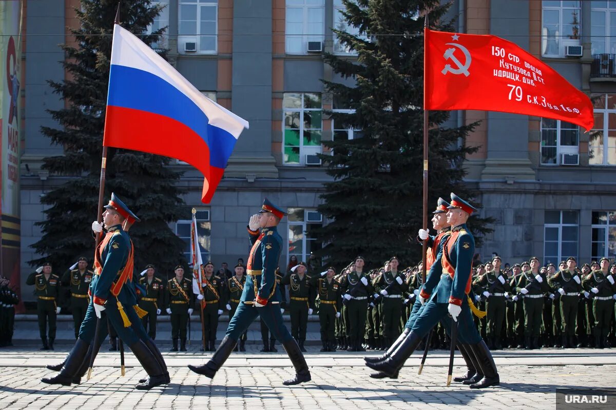 Знамена выносятся. Парад Победы флаг России и Знамя Победы. Знамя Победы и флаг России на красной площади. Парад Победы вынос Знамени. Вынос Знамени Победы на красной площади.