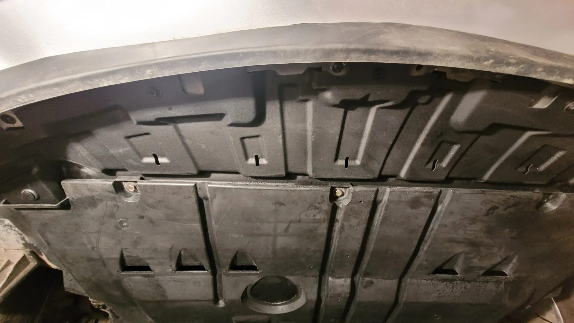 Subaru Forester 2014 штатный пыльник. Пыльник двигателя Haima 3. Мазда 3 крепление защиты бампера. Крепление защита двигателя Мазда 3 БК седан. Защита двигателя мазда 3