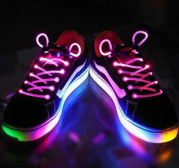 Крутые вещи. Air Force Неоновые. Batik Ilana светящиеся шнурки. Кроссовки светящиеся шнурки адидас. Для шнурков светящаяся.