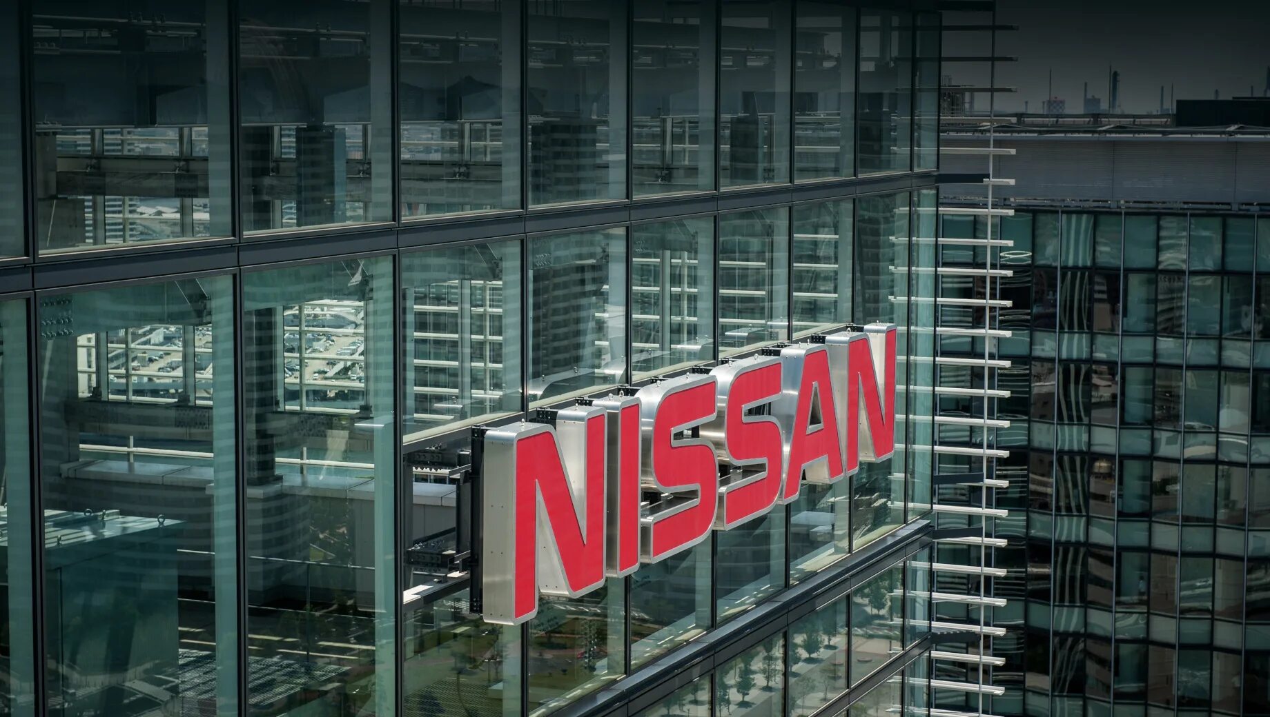 Эмблема ниссан. Родоначальник компании ниссан. Концерн ниссан. Логотип nissan. Офис ниссан в японии.