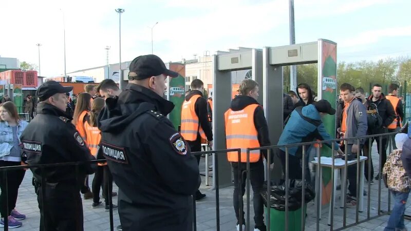 Полиция на стадионе. Досмотр на стадионе. Полицейское ограждение. КПП полиция. Полиция стадион