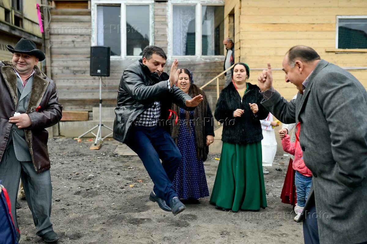 Котляры фото. Цыгане котляры. Цыгане нация. Верхняя ельшанка волгоград цыгане. Фамилии цыган.