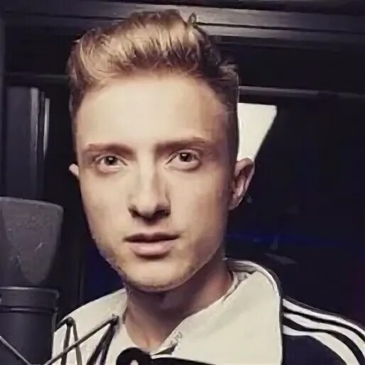 Она мелит. R riccardo знаешь сама. Riccardo певец. R riccardo знаешь сама. Худи бершка r.