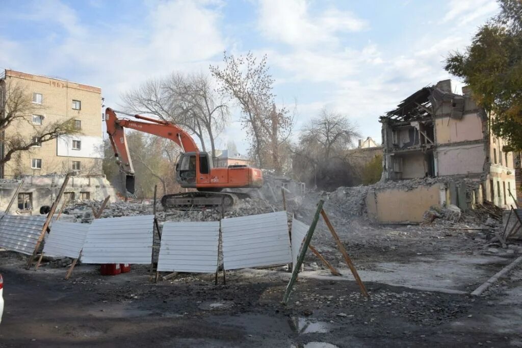 Дома под снос саратов. В Саратове снесут. Снос аварийных многоквартирных домов. Аварийные многоквартирные дома Саратов. Снос девятиэтажки в Саратове.