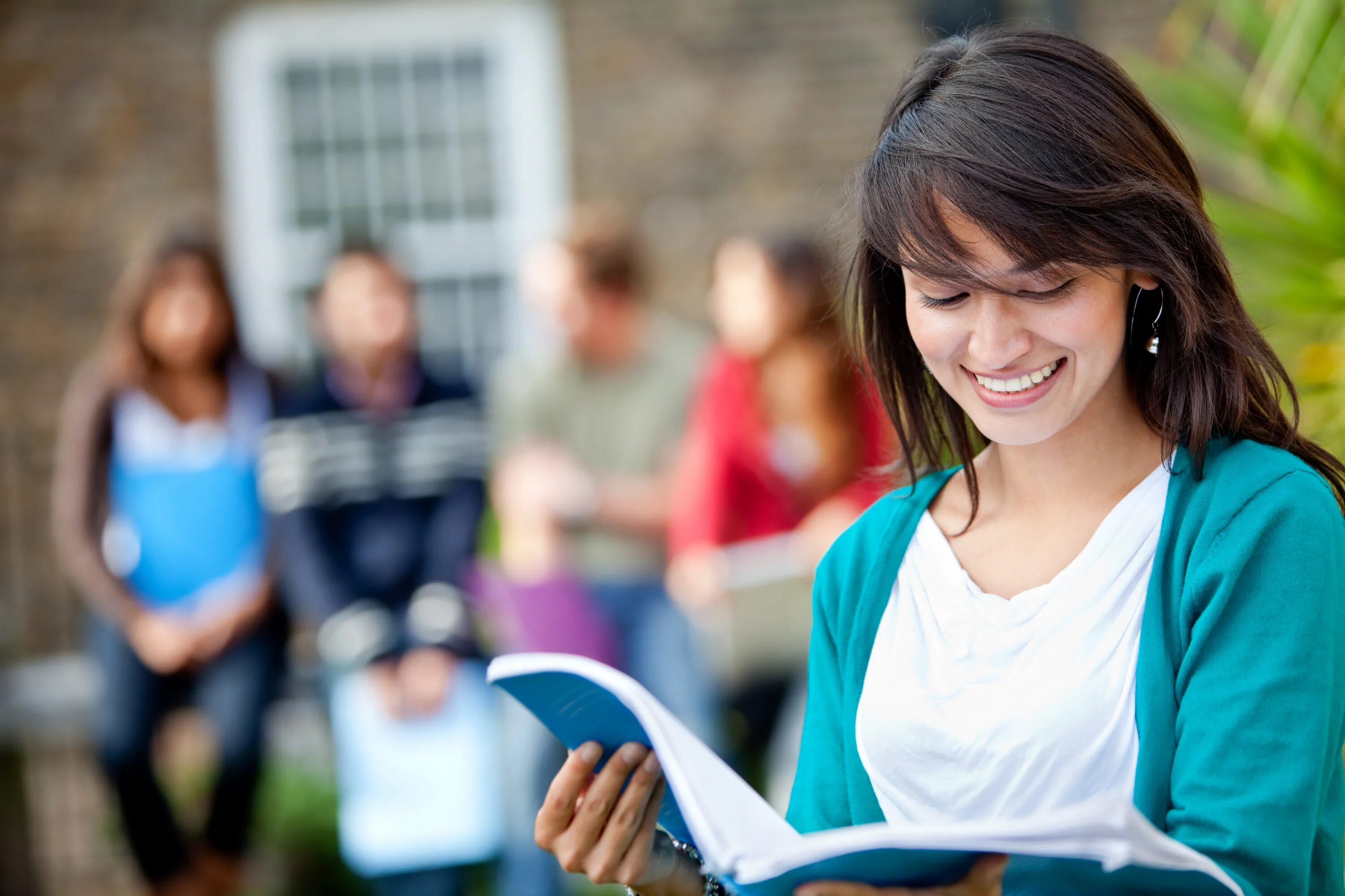 She a college student. Студенты. Девушки студентки. Счастливые студенты. Подростки учеба.