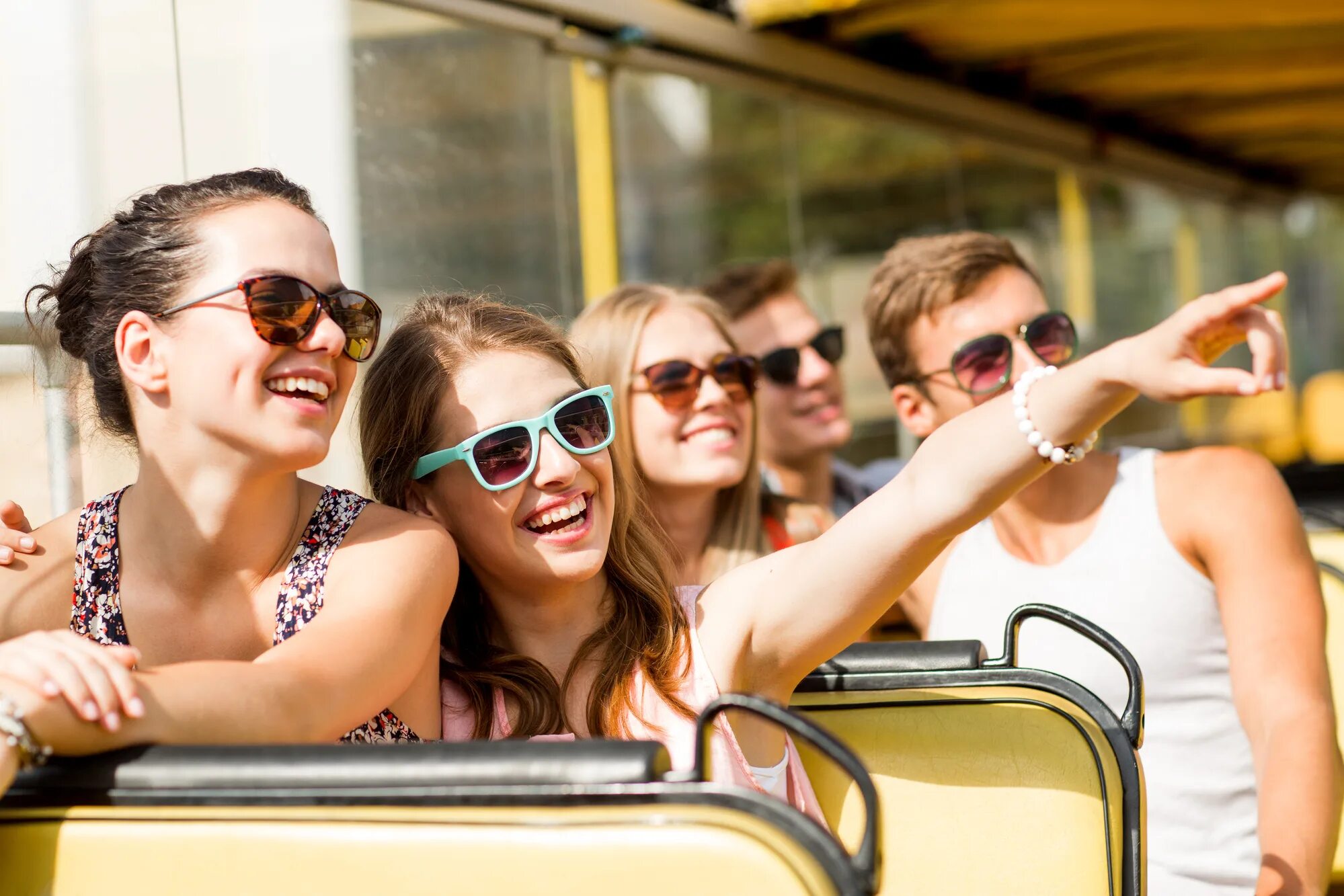 Группа туристов. Путешествие друзей. Подростки путешествуют. Люди в экскурсионном автобусе. Компания друзей в путешествии.