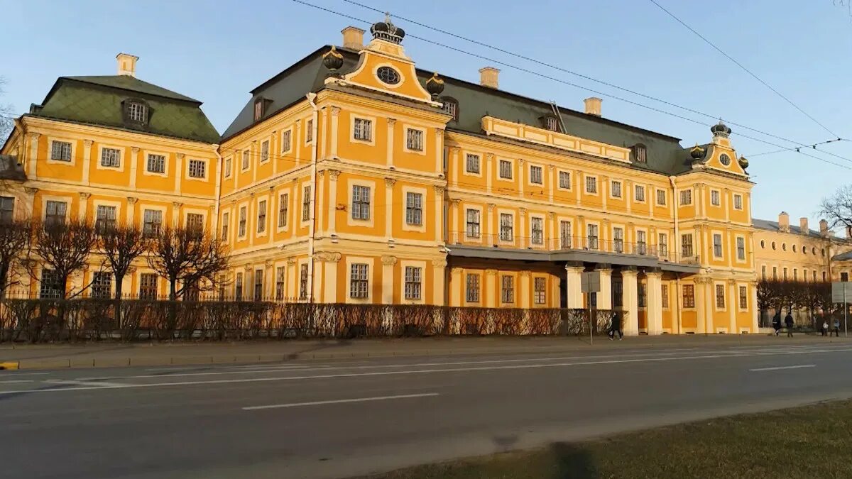 Меншиковский дворец университетская наб 15 фото. Меншиковский дворец в Кронштадте. Меншиковский дворец банкет. Меншиковский дворец с разных сторон. Меншиковский дворец короны фасада фото.