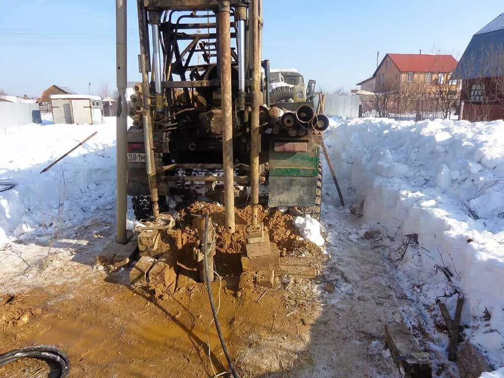 Скважина на воду нижегородская область. РОССПЕЦСТРОЙ бурение скважин. Бурение скважин БМ 831. Бурение артезианских скважин. Бурение на воду зимой.