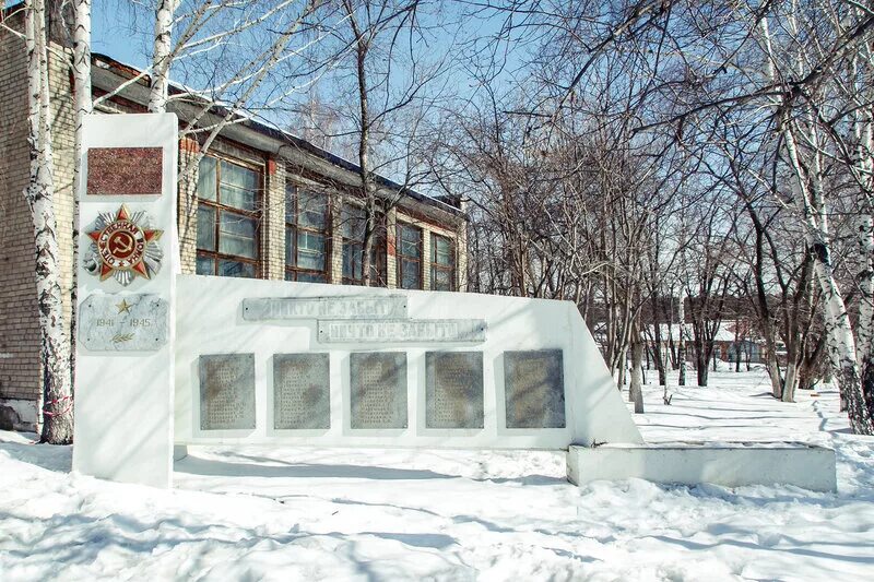 памятники около школы