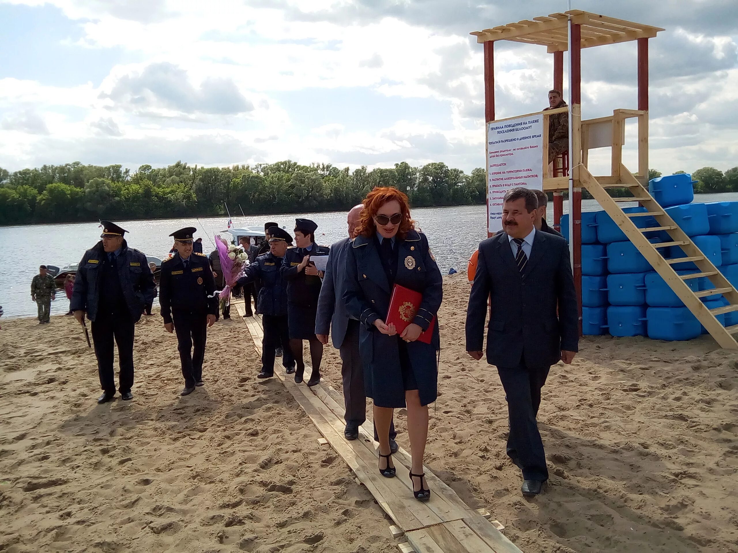Погода на неделю в белоомуте московской. Белоомут луховицы пляж. белоомут пляж. открытие пляжа. берег в белоомуте.