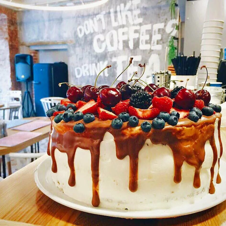 где в москве лучшие торты. пушкин кейк. где в москве лучшие торты. ассортимент кондитерской. десерты в кондитерской витрине.