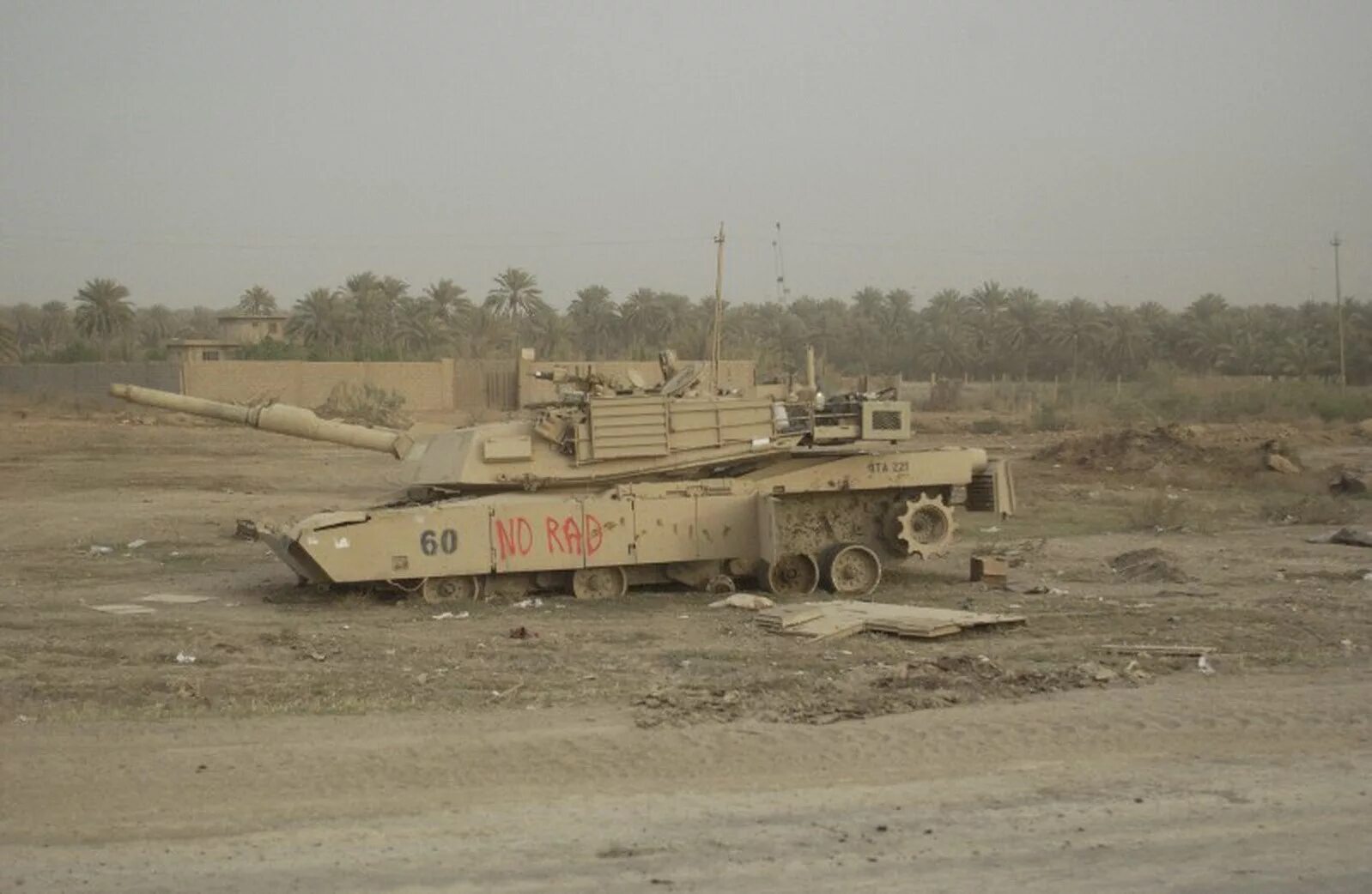 Абрамс м1а2 ирак. М1а1 абрамс уничтоженный. Танк абрамс подбит. Танк абрамс м1а2 подбит. Танк абрамс подбит.