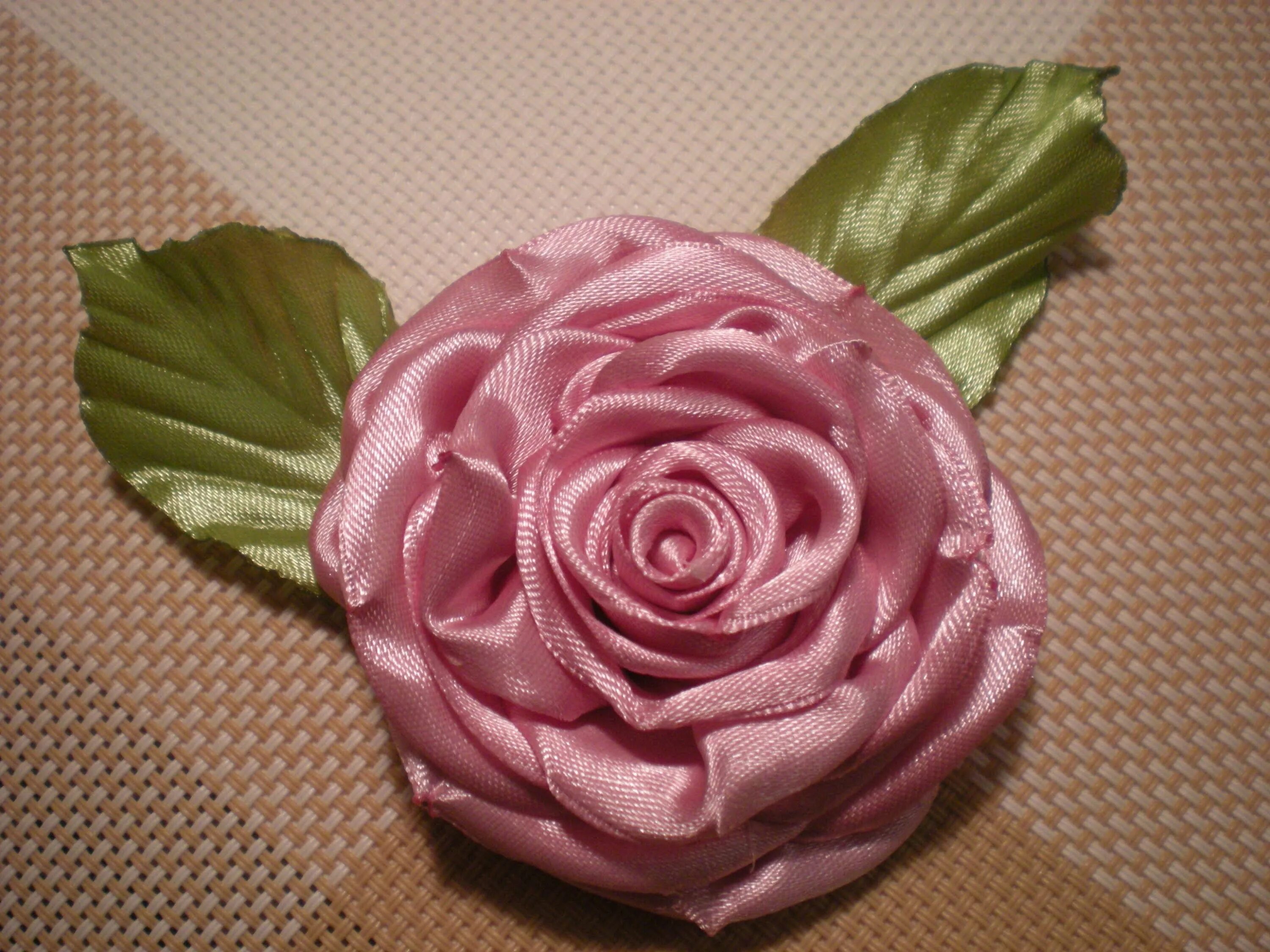 объемные цветы из атласных лент. розочка из ленты. цветы из ленточек своими руками. цветы из атласных лент своими руками. цветочки из ленточек.