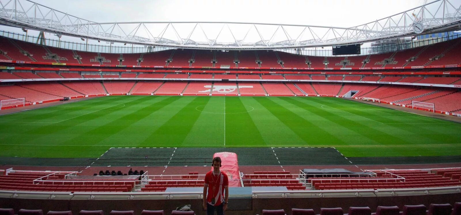 Arsenal Stadium Tour. Эмирейтс Стэдиум. Ал Траффорд стадион канавы. Стадион Арсенал Ростов на Дону.