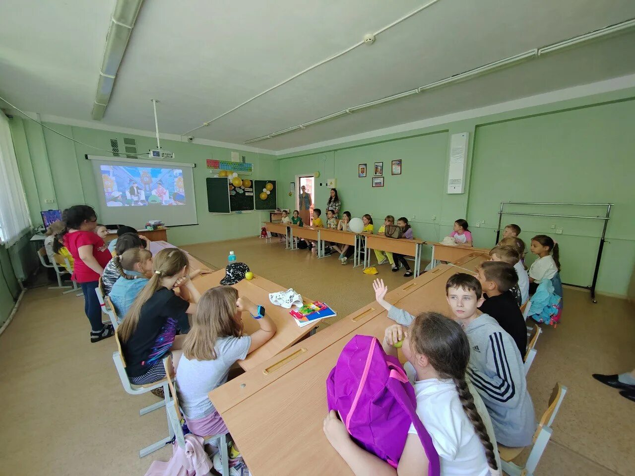 Летняя площадка в школе. Досуговые площадки при школе. 2 Школьника. Светлая школа.