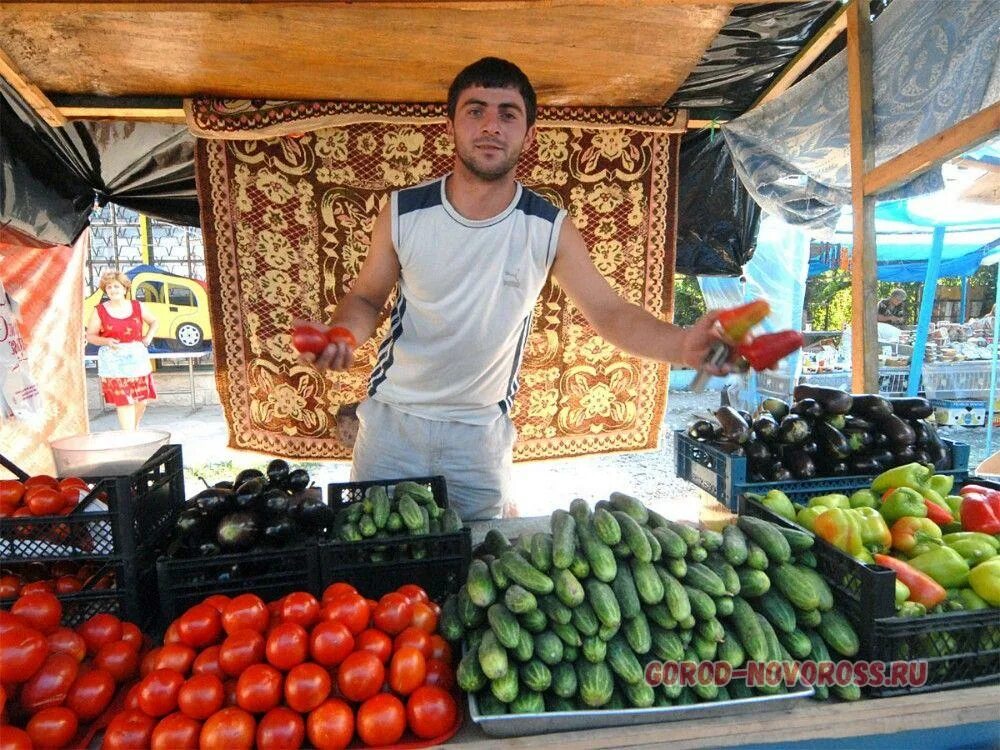 Таджик на рынке. Азербайджанцы на рынке. Таджик продает овощи. Торговец на рынке. Фрукты на рынке.