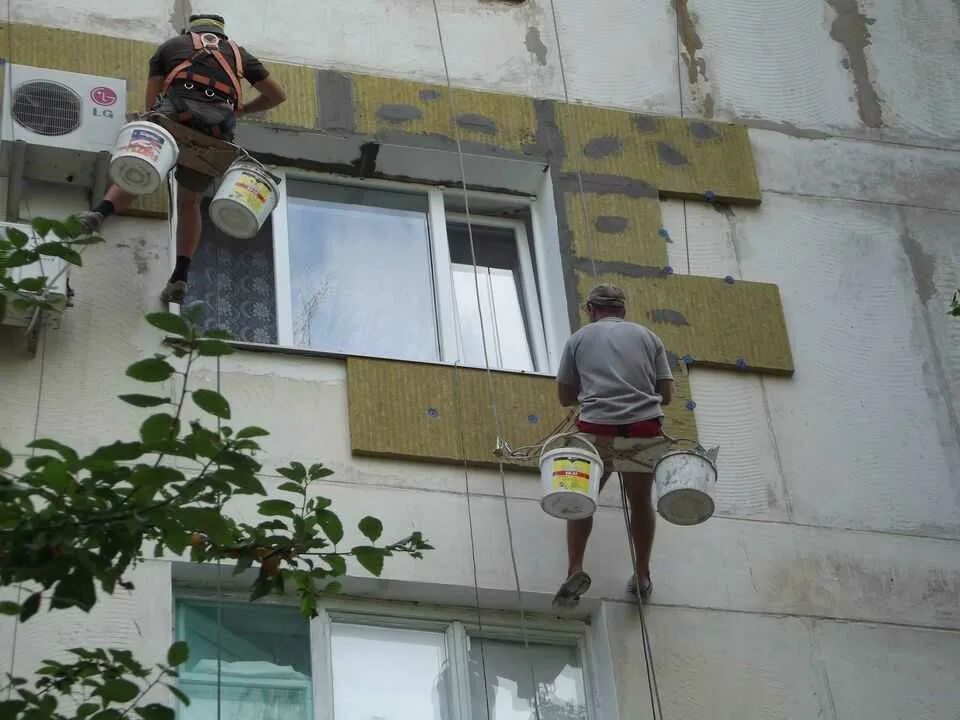 Утепление фасада мкд. Утепление наружных стен многоквартирного дома. утепление фасада многоквартирного ома. утепление фасада многоэтажного дома. утеплить фасад многоквартирного дома.