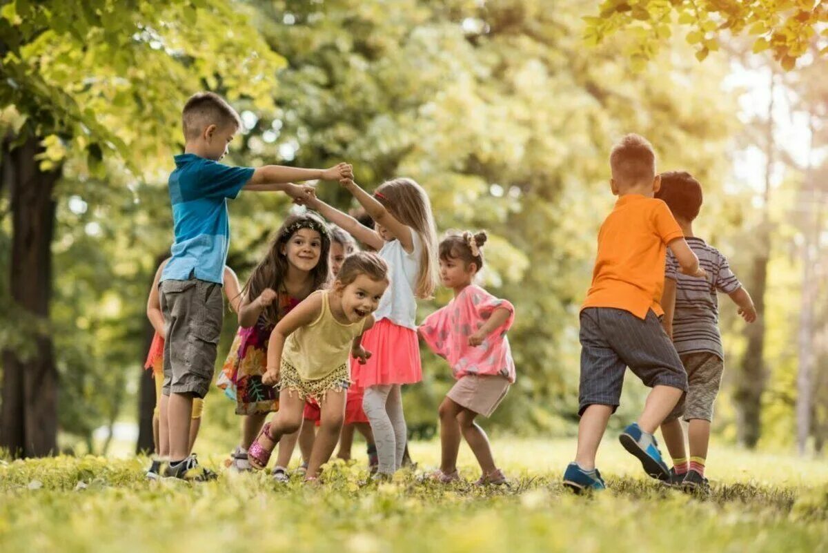 Играть и гулять люблю. Дети и природа. Радостные дети. Счастливый ребенок. Дети играют.