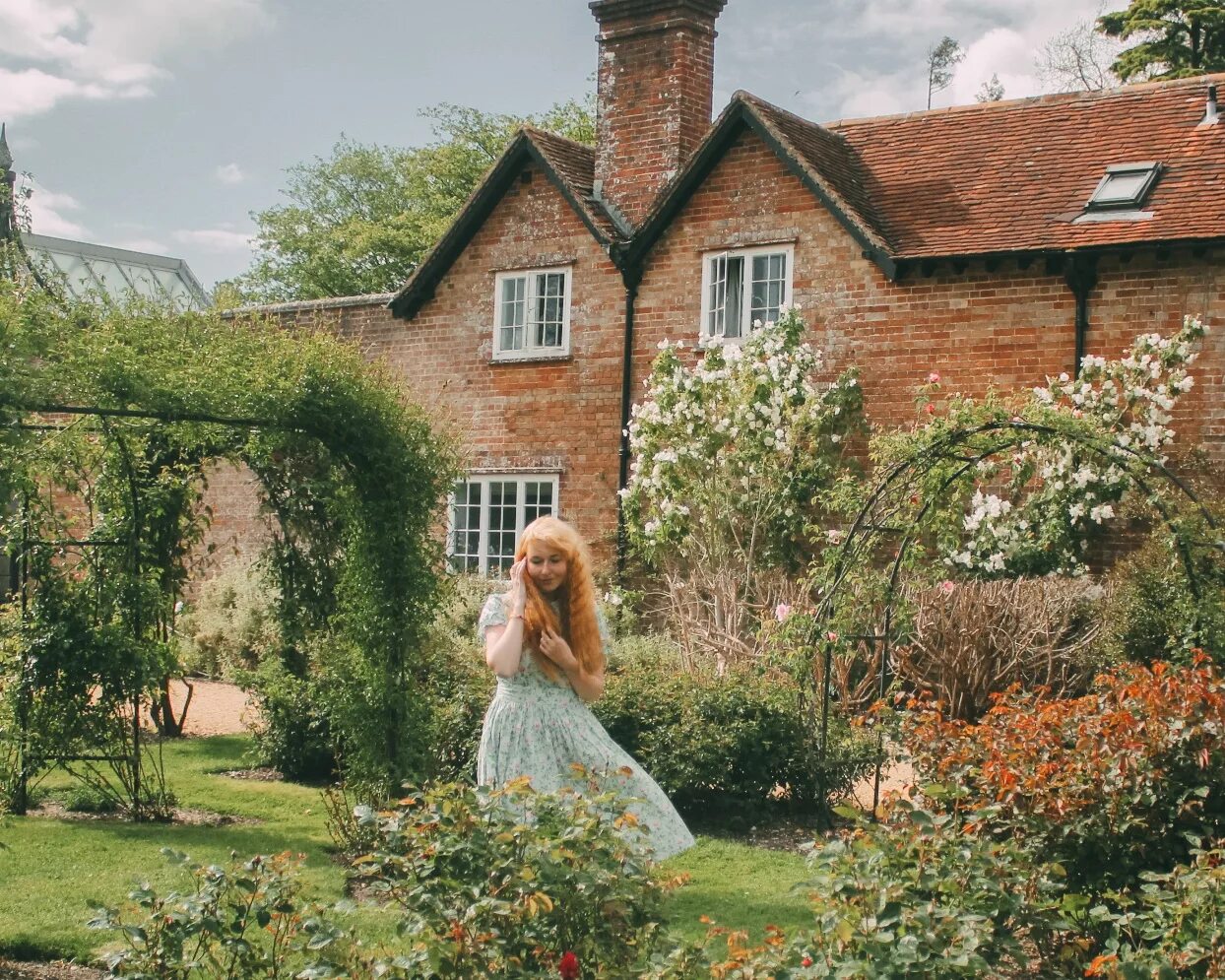 фэнтези хозяйка усадьбы. девушка в замке. поместье хадсон пайнс. хозяйка не своей жизни поместье. леа сейду 18.