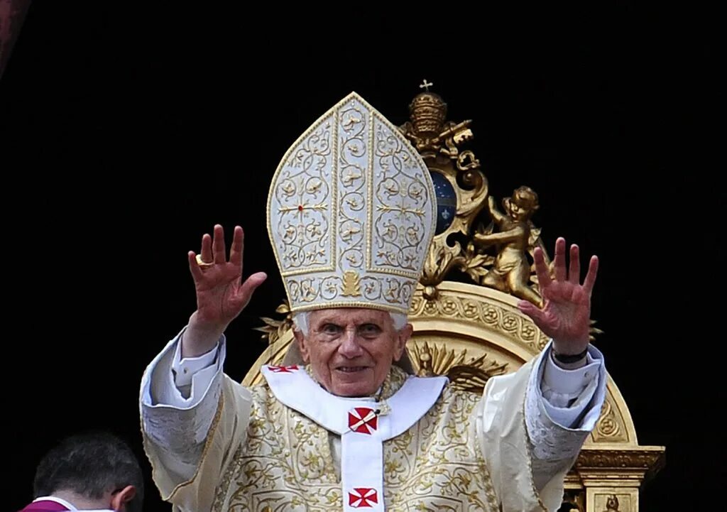 Шапка папы римского. Головной убор папы 5 букв. Папа римский бенедикт. Головной убор папы римского бенедикта. Тиара папы римского.