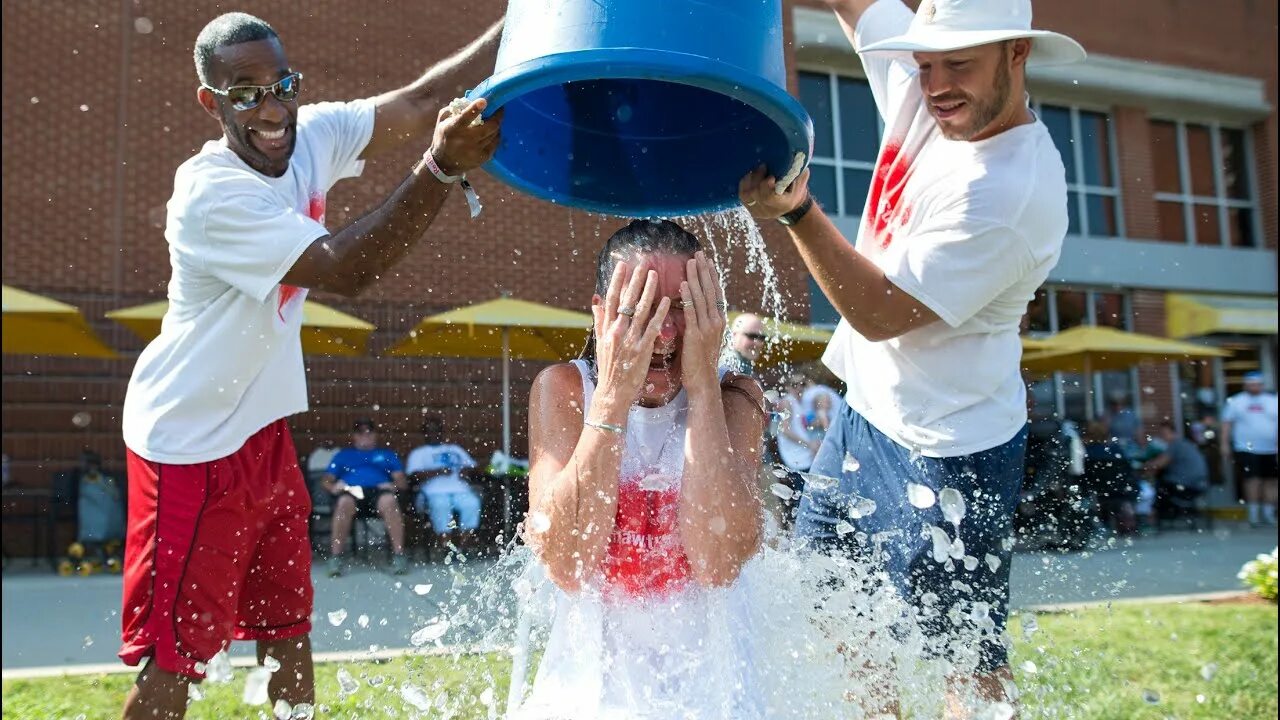 Als bucket challenge. Айс бакет челлендж. als ice bucket challenge. ice bucket challenge кампания. челлендж обливание водой в одежде.