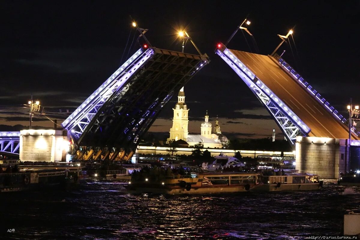 Дворцовый разводной мост в санкт-петербурге. Дворцовый мост в санкт-петербурге. Питер разводной мост петропавловская крепость. Разводные мосты спб кишлак. Дворцовый мост в берлине.