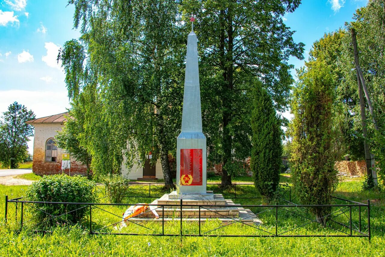 памятник погибшим в великой отечественной в деревне байгеево. обелиск в больших алабухах. доватор лев михайлович обелиск. с перхушково братская могила. поселок фролищи воинская часть.