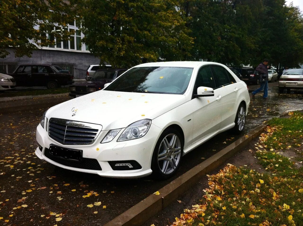 Бел мерседес. Цлс 63 амг. Белый мерседес е200 amg. Мерседес е200 белый. Mercedes-benz 500 e.