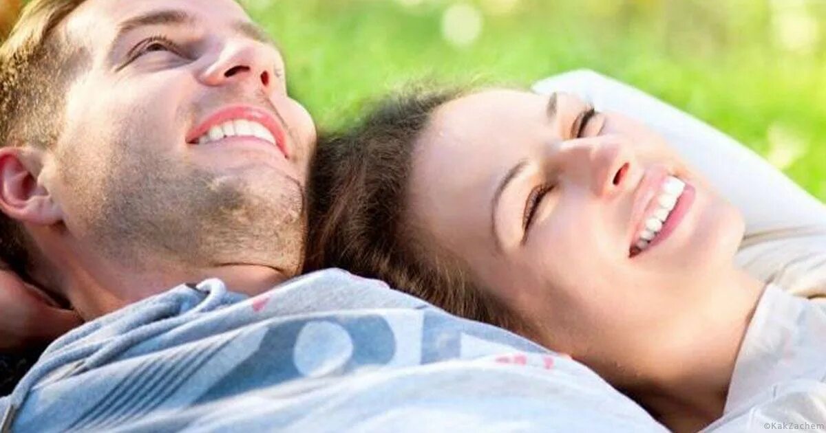 Мужчина и женщина обнимаются. Парень и девушка рядом. Мужчина обнимает женщину за плечи. Улыбка мужчина и женщина. Счастливый молодой человек.