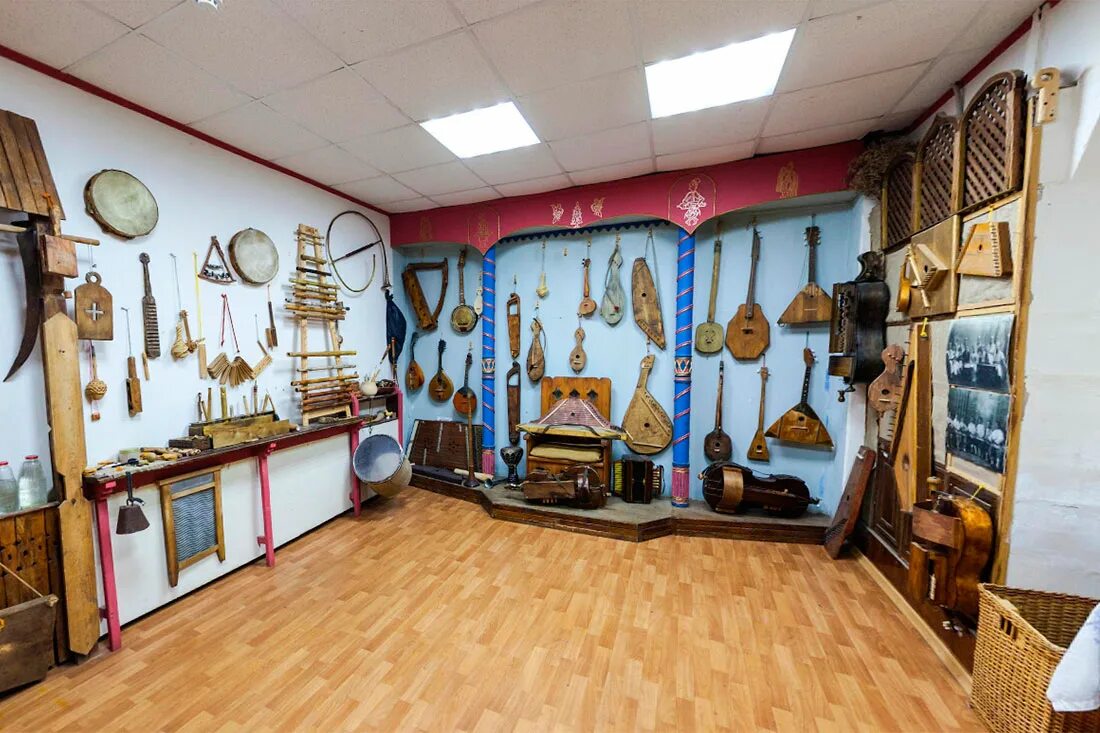Музыкальный арсенал воронеж. Музей забытой музыки воронеж. Баян и аккордеон. Музыкальные инструменты воронеж. Музей забытых инструментов воронеж.