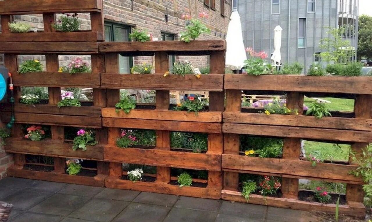 Заборчик из поддонов для клумбы. Необычные заборы для дачи. Забор из деревянных поддонов. Забор из деревянных поддонов. Забор из деревянных поддонов.