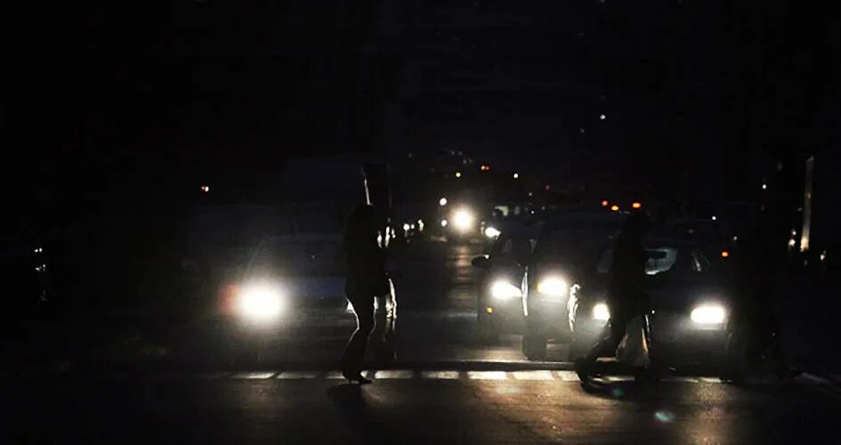 Пешеход в темноте. Пешеход в темное время суток. Видимость пешехода ночью. Пешеход в темноте перед машиной.