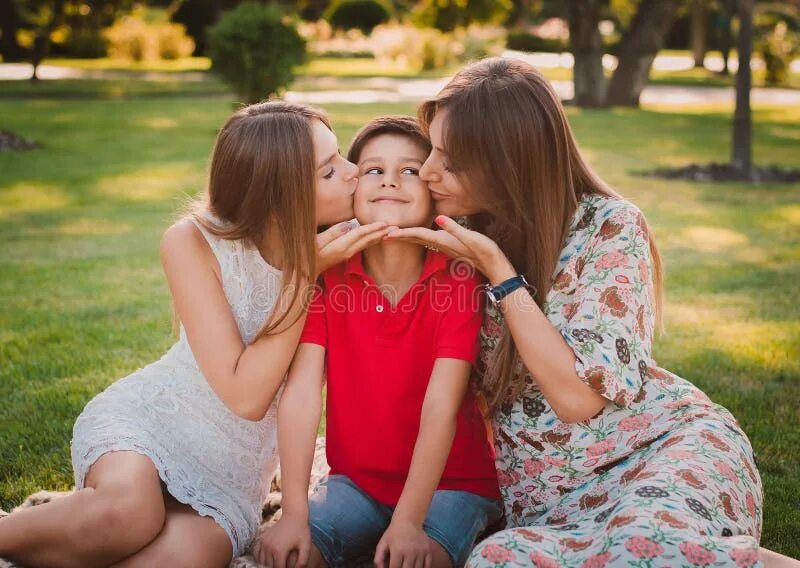 Маму сестру и соседку. Mother daughter Happy Kiss. Wild mother Sisterhood community. Happy mom watches son and daughter kissing. Mother playing with her daughter in the Park.