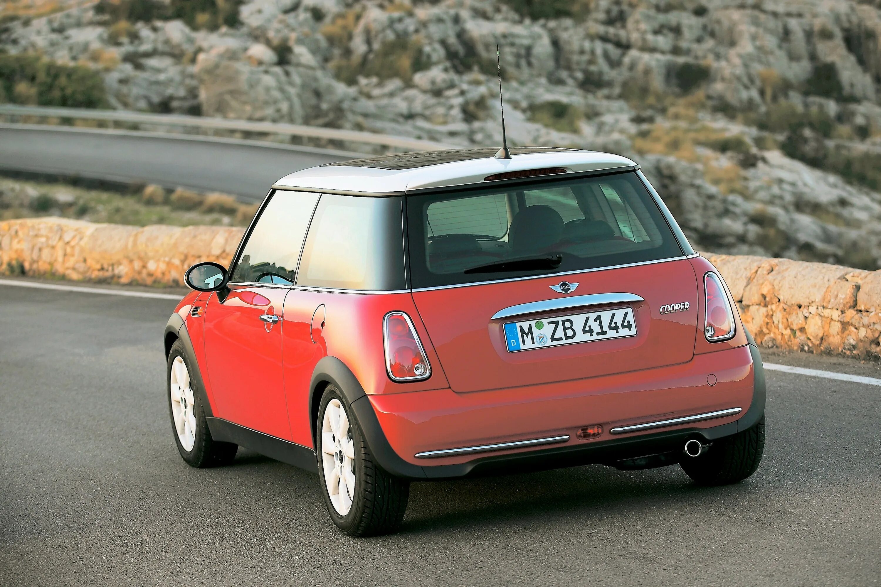 Mini cooper 1.6. Мини Купер 3 дверный. Мини Купер 1.6. Мини Купер r50. Мини Купер 2006.