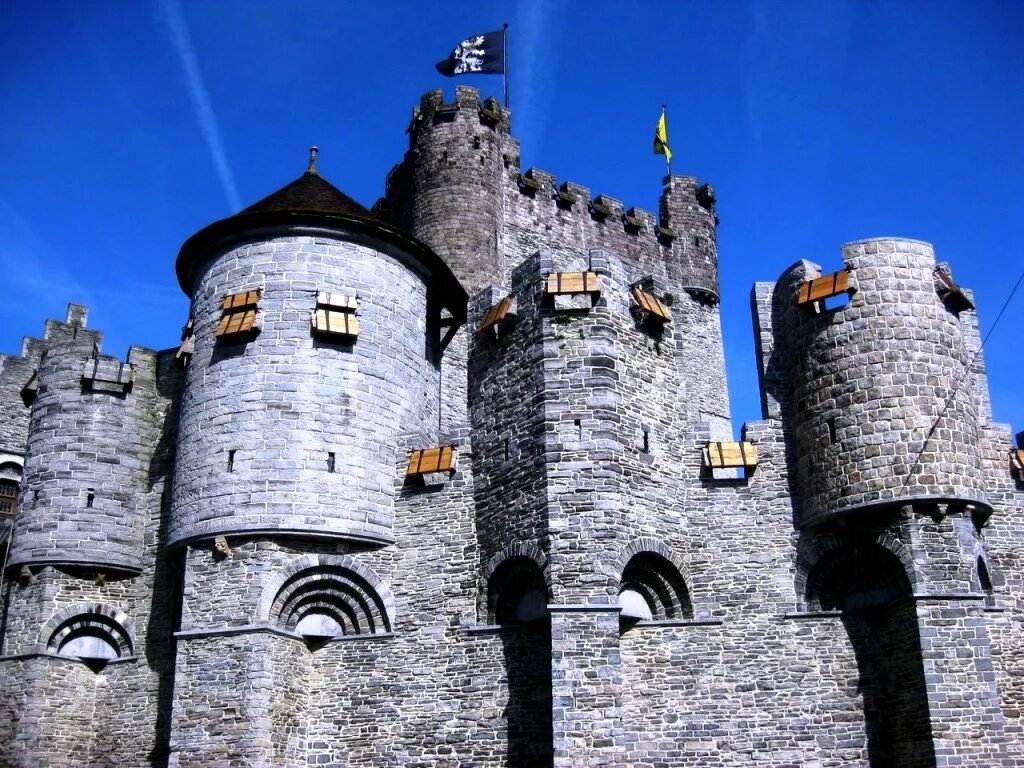Известный средневековый замок. Замок Гравенстен Бельгия. Замок графов Фландрии Бельгия. Замок графов Фландрии (Гравенстен). Замок Гравенстен романский.