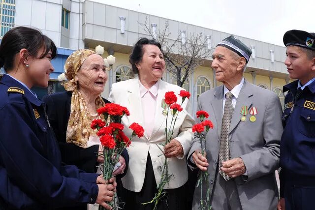 9 may узбекистан. Уруш ва тинчлик китоб. Urush va. Уруш ва тинчлик китоб. Urush va.