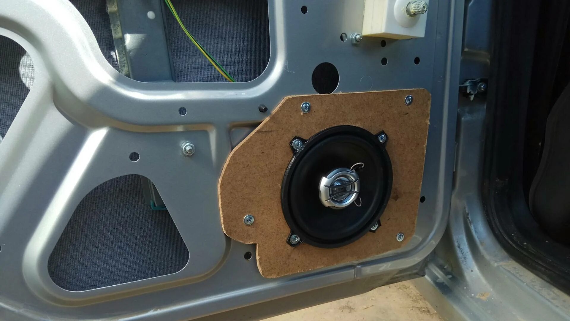 16 колонки в гранту. Установка динамика в заднюю дверь гранта. 16 колонки в гранту. Динамики 16 см на гранту фл пионер. Установка динамика в заднюю дверь гранта.