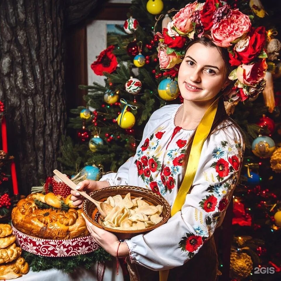 Украинская национальная кухня. Украинская кухня. Украинские национальные блюда. Украинка и еда. Украинский стол с едой.