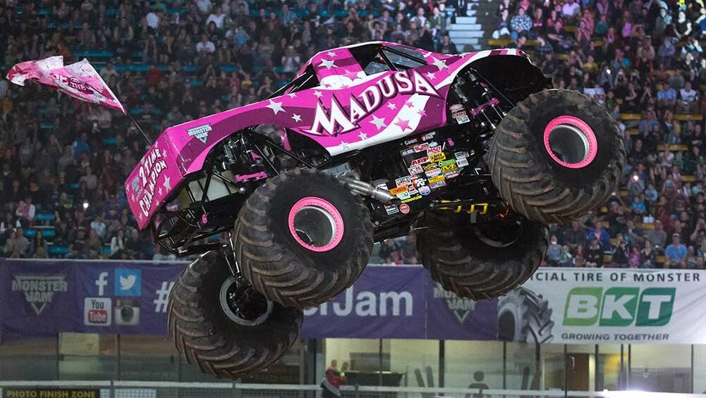 Монстр траки монстр джем. Монстротраки монстр джем. Monster Jam 2004. Монстр траки 2016. Гоночную машину монстр трак