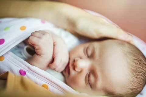 Bebê pode dormir com colar de âmbar - Bebê Dorminhoco. 