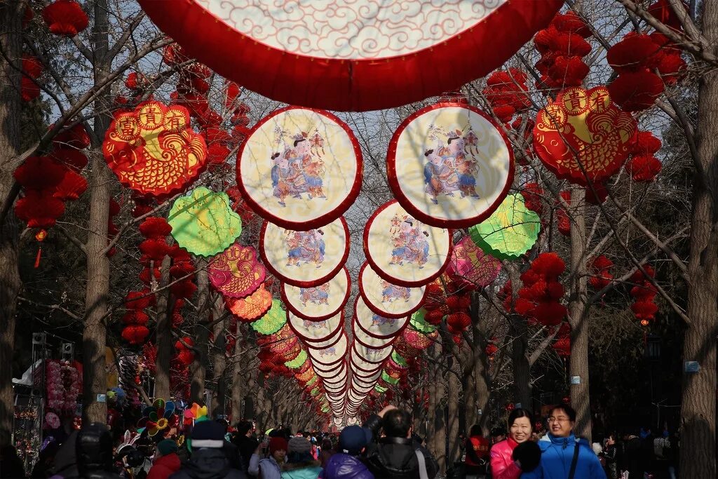 украшения в китае на новый год. китайские новогодние украшения на дверь. китайский новый год. китайский веер. япония весной.