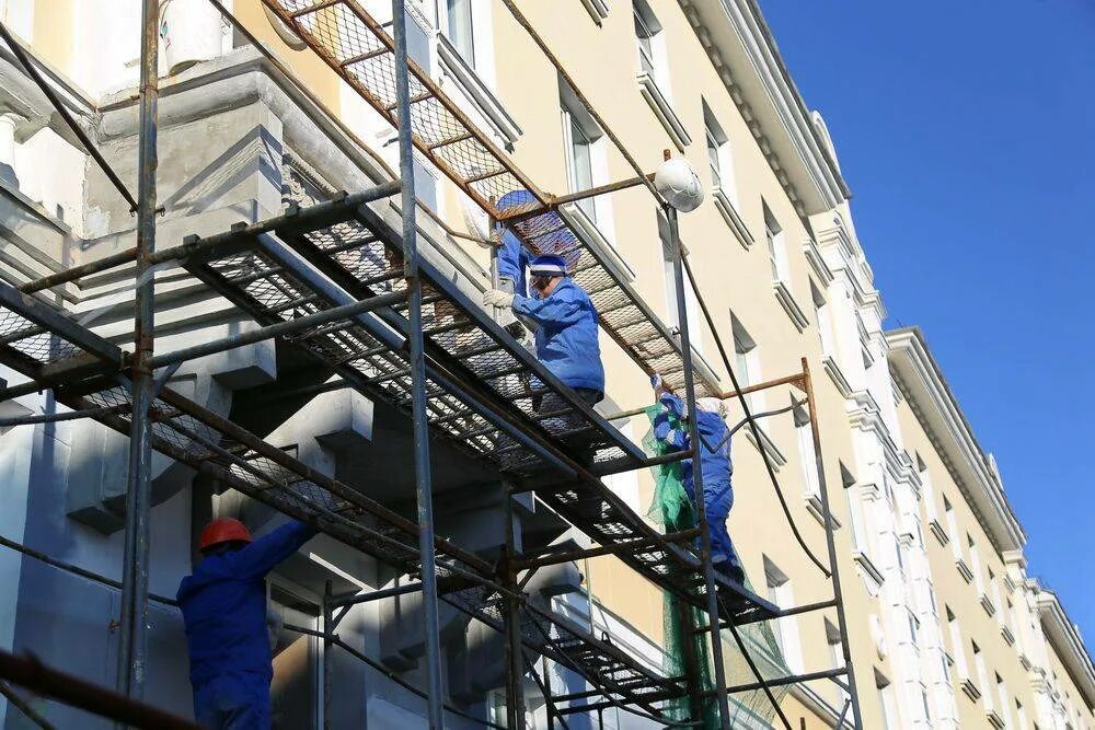 Деньги на ремонт многоквартирного дома. Капремонт многоквартирных домов. Капремонт многоэтажки. Реконструкция и капремонт зданий. Ремонт многоквартирного дома.