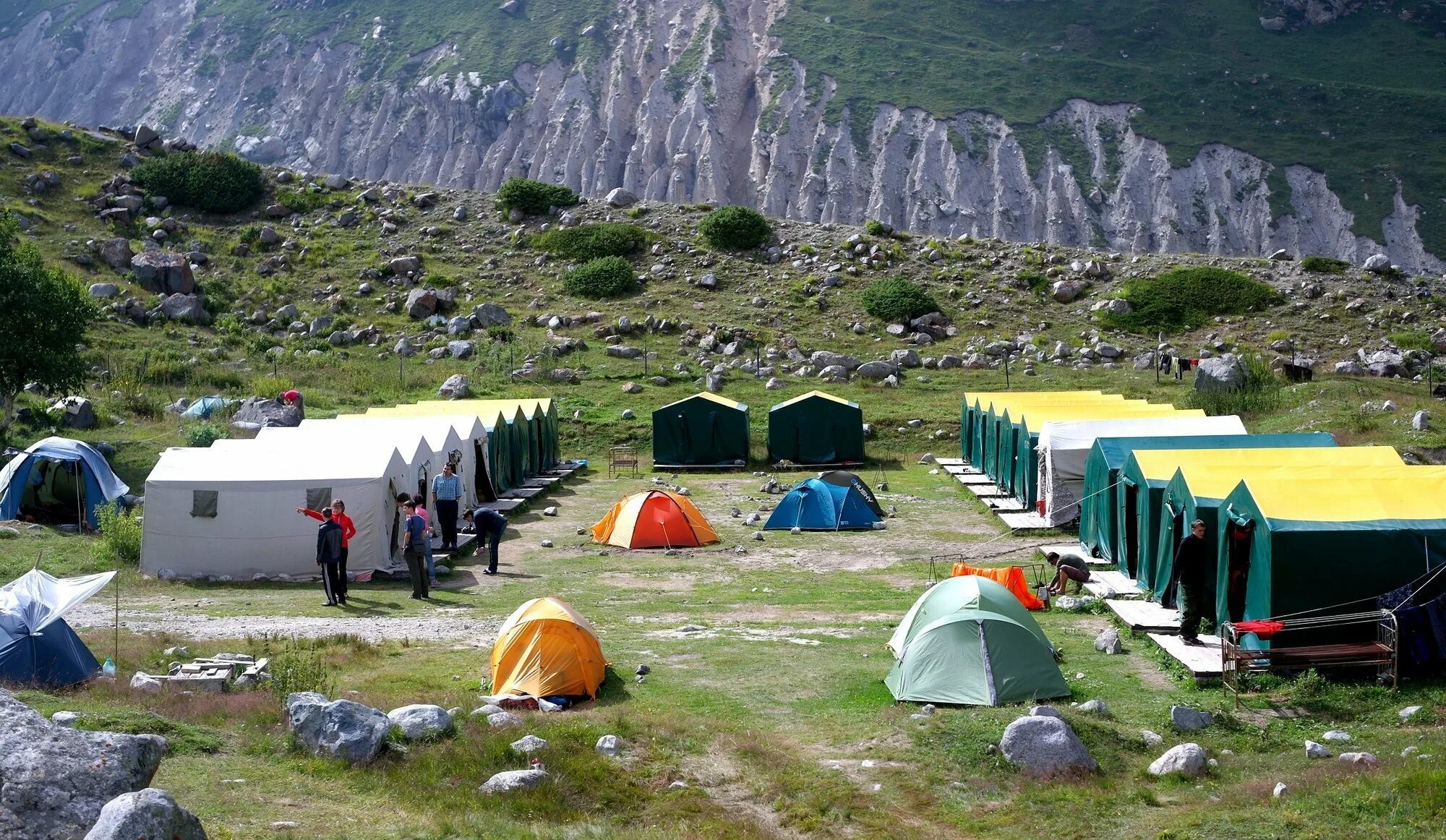 Mountains camping. Горный лагерь Безенги. Безенги альплагерь. Базовый лагерь Безенги. Кемпинг Безенги.