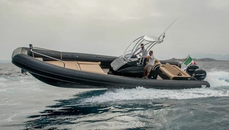 Катер азимут 39. Лодка 2. Ft010 катер. Моторный глиссирующий катер италия. Катер большой.