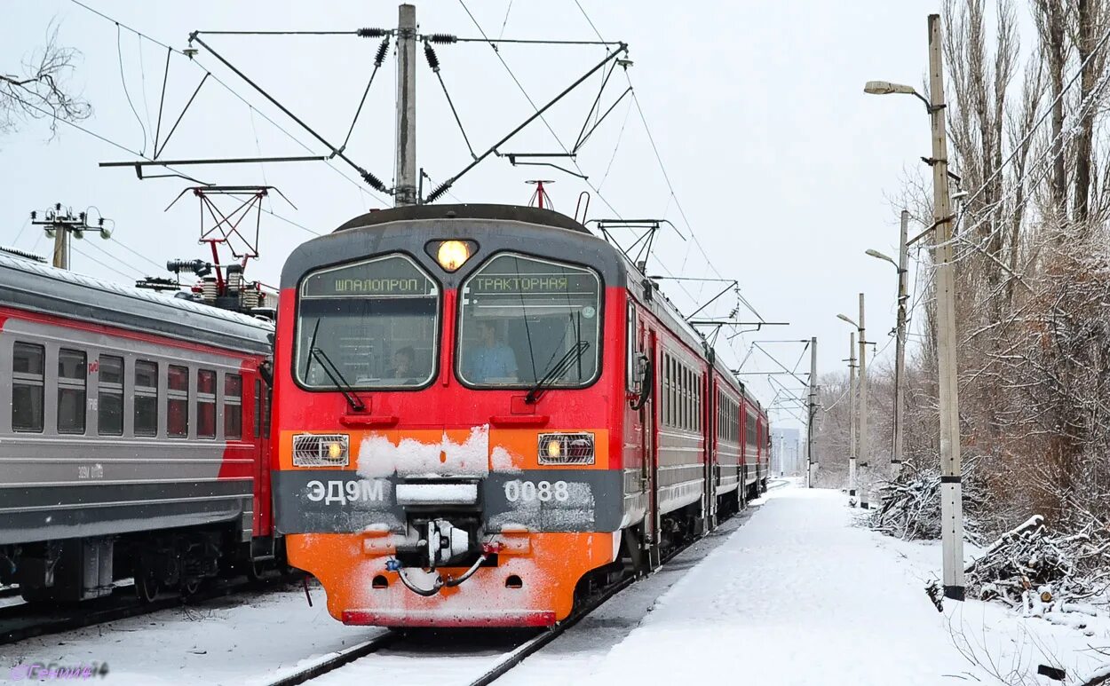 Эд9м 0088. Станция Тракторная пассажирская Волгоград. Станция Тракторная тов.. Электричка эд9м модель. Электричка волгоград тракторная пассажирская