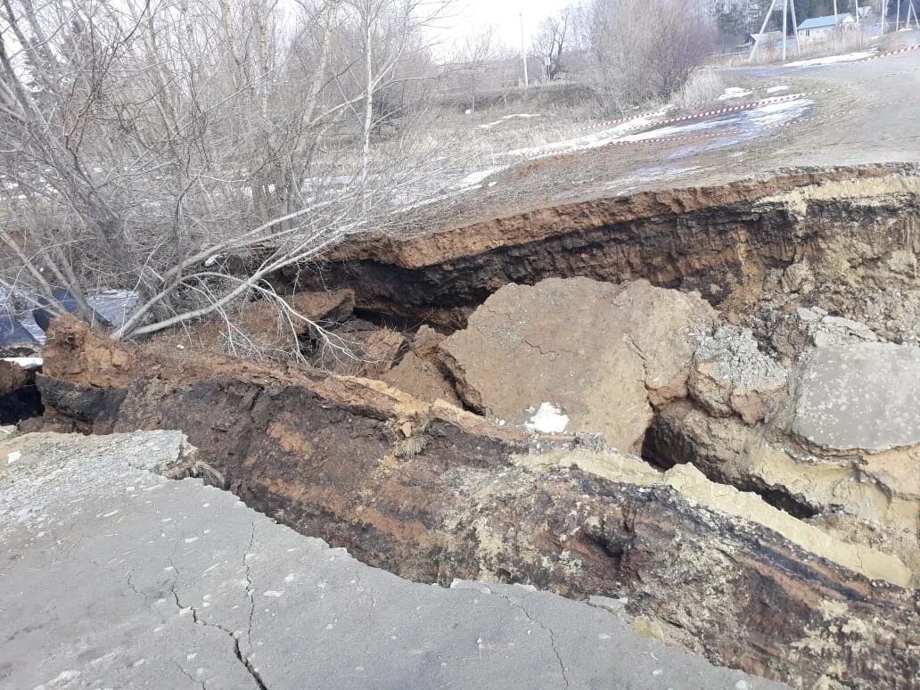 Вдали на крутом известковом. Дамба в Никольском. Подмыв дамбы грунтовыми водами. Река бездна Татарстан Спасский район. Река бездна Спасский район.