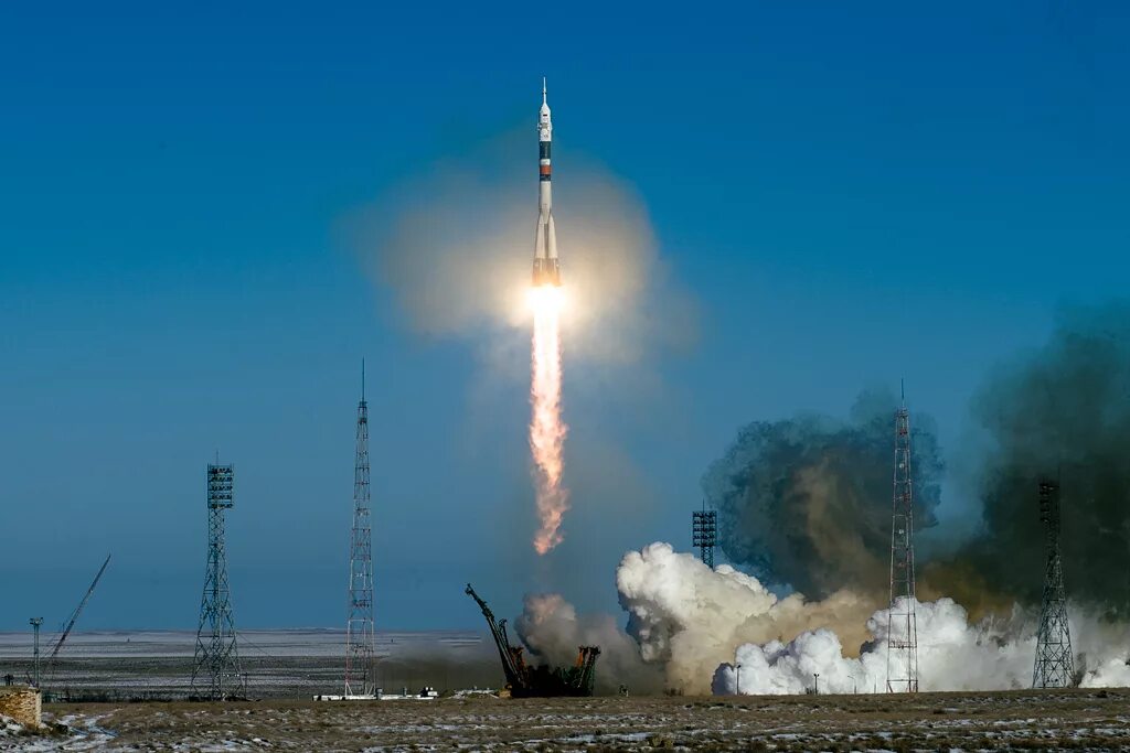 Ракета Союз Байконур. Старт ракеты Союз с Байконура. Старт ракеты с космодрома Байконур. Союз-ФГ ракета-носитель.