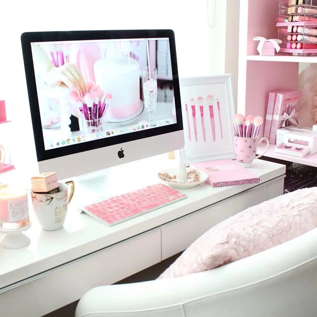 Розовая игровая комната для геймеров. Девчачий интернет. Девчачий интернет. Красивое рабочее место для девушки. Мебель для девочки в комнату.
